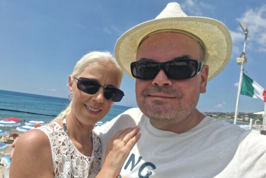 Svitlana und Bastian Glumm am Meer – auf einer ihrer vielen Recherchereisen durch Italien. Seit Jahren erkunden sie das Land für ihr Magazin Viveri in Italien – 2026 soll ihr neues Leben in Pozzuoli beginnen. (Foto: © Bastian Glumm)
