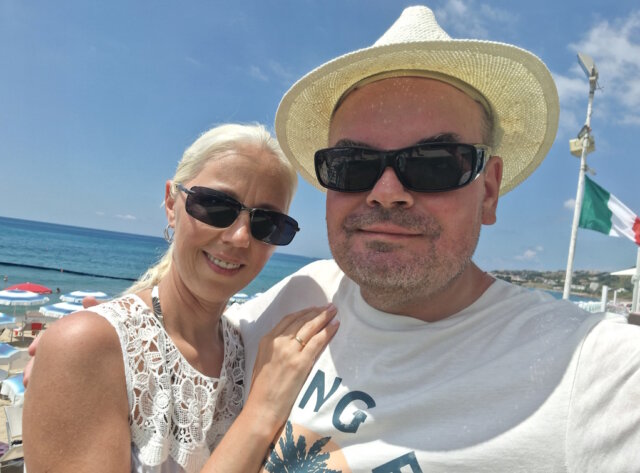 glumm-svitlana-bastian-vivere-in-italien Svitlana und Bastian Glumm am Meer – auf einer ihrer vielen Recherchereisen durch Italien. Seit Jahren erkunden sie das Land für ihr Magazin Viveri in Italien – 2026 soll ihr neues Leben in Pozzuoli beginnen. (Foto: © Bastian Glumm)