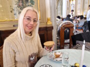 Eine heiße Schokolade im Gran Caffè Gambrinus: Wer hier Platz nimmt, erlebt Neapels Kaffeehauskultur in historischer Kulisse und lebendigem Betrieb. (Foto: © Bastian Glumm)