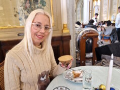 Eine heiße Schokolade im Gran Caffè Gambrinus: Wer hier Platz nimmt, erlebt Neapels Kaffeehauskultur in historischer Kulisse und lebendigem Betrieb. (Foto: © Bastian Glumm)