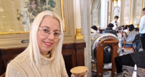 Eine heiße Schokolade im Gran Caffè Gambrinus: Wer hier Platz nimmt, erlebt Neapels Kaffeehauskultur in historischer Kulisse und lebendigem Betrieb. (Foto: © Bastian Glumm)