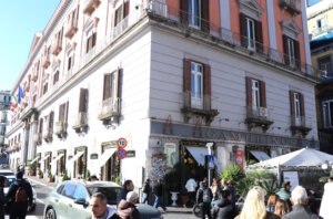 Außenansicht des Gran Caffè Gambrinus an der Piazza Trieste e Trento, nur wenige Schritte von der Piazza del Plebiscito entfernt und seit 1860 eine feste Größe im Stadtbild Neapels. (Foto: © Bastian Glumm)