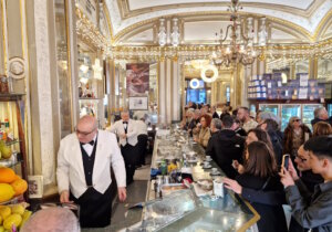 Hochbetrieb an der Bar des Gran Caffè Gambrinus: Kellner in klassischer Livree und ein dicht gedrängtes Publikum prägen das Bild an gut besuchten Tagen. (Foto: © Bastian Glumm)