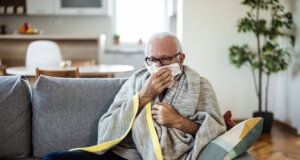 Fieber, Husten und Erschöpfung: Die aktuelle Grippewelle führt in Italien zu zahlreichen Arztbesuchen, besonders bei älteren Menschen. (Foto: © Jelena Stanojkovic / Adobe Stock)