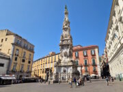 Leben in italienischen Großstädten, hier Neapel: Im Herzen der Altstadt prägt die imposante Guglia dell’Immacolata das lebendige Stadtbild, ein typischer Treffpunkt zwischen Alltag, Geschichte und mediterranem Leben. (Foto: © Bastian Glumm)