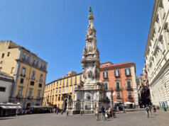 Leben in italienischen Großstädten, hier Neapel: Im Herzen der Altstadt prägt die imposante Guglia dell’Immacolata das lebendige Stadtbild, ein typischer Treffpunkt zwischen Alltag, Geschichte und mediterranem Leben. (Foto: © Bastian Glumm)