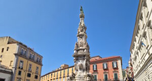 Leben in italienischen Großstädten, hier Neapel: Im Herzen der Altstadt prägt die imposante Guglia dell’Immacolata das lebendige Stadtbild, ein typischer Treffpunkt zwischen Alltag, Geschichte und mediterranem Leben. (Foto: © Bastian Glumm)