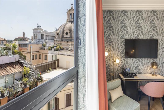 Das H10 Palazzo Galla begrüßt seine Gäste im Zentrum von Rom, direkt neben der Piazza Venezia. (Foto: © H10 Hotels)