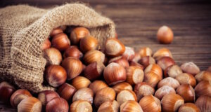 Weniger Haselnüsse aus Italien – droht Nutella ein Preisschock? Italienische Haselnüsse: Wegen Frost, Hitze und Schädlingsbefall droht 2025 eine deutlich kleinere Ernte – mit Folgen für die Süßwarenindustrie und Produkte wie Nutella. (Foto: © Andreas Fischer /Adobe Stock)