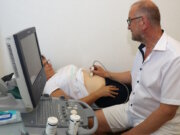 Ein Facharzt führt bei einer Patientin eine Ultraschalluntersuchung durch. Ein typischer Ablauf in der ambulanten Versorgung, bei der sowohl Haus- als auch Fachärzte in Italien eine zentrale Rolle spielen. (Symbolfoto: © Bastian Glumm)