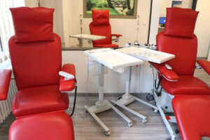Moderne Behandlungs- und Infusionsstühle in einer ambulanten Praxis. Ein Beispiel für die Ausstattung, die Patientinnen und Patienten in vielen italienischen und deutschen Facharztpraxen erwartet. (Foto: © Bastian Glumm)