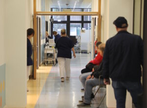 Wartende Patientinnen und Patienten in einem Flur einer ambulanten Einrichtung. Ein alltägliches Bild, das auch die Bedeutung von Organisation und Wartezeiten im italienischen Gesundheitssystem widerspiegelt. (Foto: © Bastian Glumm)