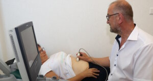 Ein Facharzt führt bei einer Patientin eine Ultraschalluntersuchung durch. Ein typischer Ablauf in der ambulanten Versorgung, bei der sowohl Haus- als auch Fachärzte in Italien eine zentrale Rolle spielen. (Symbolfoto: © Bastian Glumm)