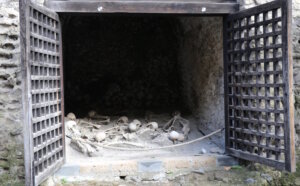 In den Bootshäusern am antiken Strand wurden die Skelette von Bewohnern gefunden, die hier auf Rettung über das Meer hofften. (Foto: © Bastian Glumm)