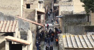 Herculaneum im Winter: Ein Rundgang durch die antike Stadt Die schmalen Straßen von Herculaneum verdeutlichen die dichte, auf Fußverkehr ausgerichtete Stadtstruktur der antiken Küstenstadt. (Foto: © Bastian Glumm)