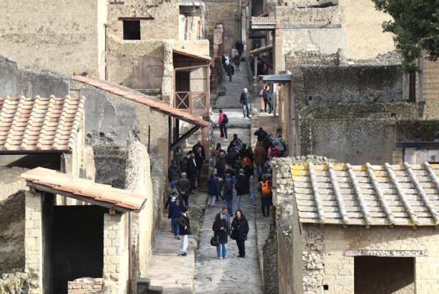 Die schmalen Straßen von Herculaneum verdeutlichen die dichte, auf Fußverkehr ausgerichtete Stadtstruktur der antiken Küstenstadt. (Foto: © Bastian Glumm)