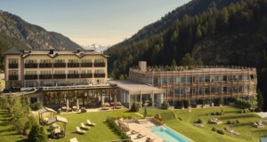 Nach dem Umbau wird das Bella Vista in Trafoi historischen Bestand und den von Matteo Thun entworfenen „Nest“-Neubau zu einem Ensemble in der Südtiroler Bergwelt verbinden. (Bild: © Bella Vista)