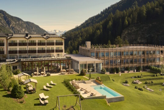 Nach dem Umbau wird das Bella Vista in Trafoi historischen Bestand und den von Matteo Thun entworfenen „Nest“-Neubau zu einem Ensemble in der Südtiroler Bergwelt verbinden. (Bild: © Bella Vista)