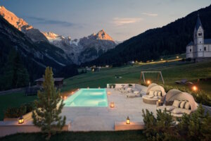 Der Infinity-Pool über dem Trafoi-Canyon soll künftig als zentraler Rückzugsort dienen, mit direkter Verbindung zur Landschaft. (Bild: © Bella Vista)