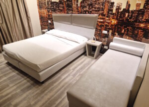 Ein modernes Doppelzimmer im Hotel Fiera: funktional eingerichtet, sauber und ruhig – ideal für eine Zwischenübernachtung. (Foto: © Bastian Glumm)