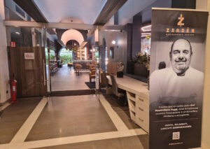 Blick in den Restaurantbereich des Hotels Fiera – modern gestaltet und unter der kulinarischen Handschrift von Küchenchef Massimiliano Poggi. (Foto: © Bastian Glumm)