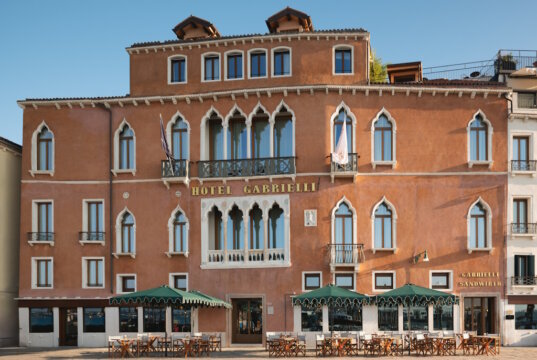 Das Hotel Gabrielli liegt direkt an der Riva degli Schiavoni und zählt zu den traditionsreichsten Adressen im historischen Zentrum von Venedig. (Foto: © Martino Dini/Starhotels)