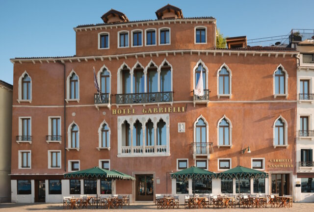 hotel-gabrielli-venedig-venezia (2) Das Hotel Gabrielli liegt direkt an der Riva degli Schiavoni und zählt zu den traditionsreichsten Adressen im historischen Zentrum von Venedig. (Foto: © Martino Dini/Starhotels)