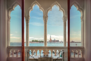 Viele Suiten eröffnen spektakuläre Ausblicke auf die Lagune und ikonische Wahrzeichen wie San Giorgio Maggiore. (Foto: © Martino Dini/Starhotels)