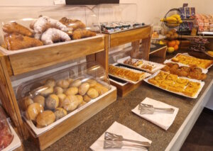 Reich gedeckt am Morgen: knusprige Croissants, Brötchen und leckerer Kuchen sorgen für einen guten Start in den Reisetag. (Foto: © Bastian Glumm)