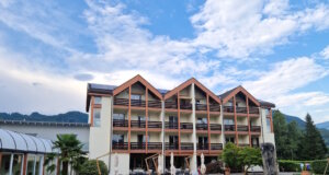 Das Hotel Al Ponte in Pergine Valsugana: relativ modern, hell und dank seiner Lage im Tal bequem erreichbar – ein idealer Zwischenstopp auf der Durchreise. (Foto: © Bastian Glumm)