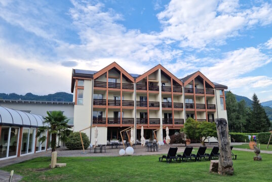 Das Hotel Al Ponte in Pergine Valsugana: relativ modern, hell und dank seiner Lage im Tal bequem erreichbar – ein idealer Zwischenstopp auf der Durchreise. (Foto: © Bastian Glumm)