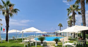 Poolbereich eines Strandhotels in Kalabrien: In vielen Regionen Italiens gilt das mediterrane Klima als wichtiger Faktor für Lebensqualität und Tourismus. (Foto: © Bastian Glumm)