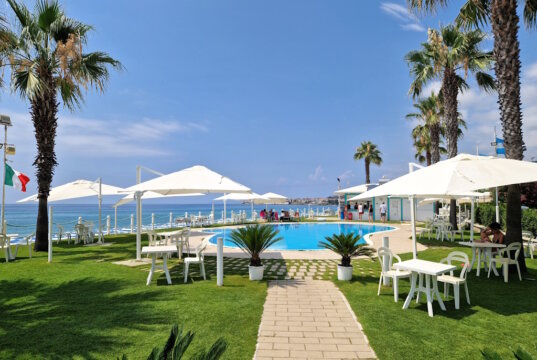 Poolbereich eines Strandhotels in Kalabrien: In vielen Regionen Italiens gilt das mediterrane Klima als wichtiger Faktor für Lebensqualität und Tourismus. (Foto: © Bastian Glumm)