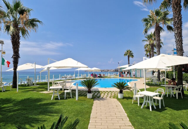 Poolbereich eines Strandhotels in Kalabrien: In vielen Regionen Italiens gilt das mediterrane Klima als wichtiger Faktor für Lebensqualität und Tourismus. (Foto: © Bastian Glumm)