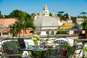 Frühstück mit Aussicht: Die Dachterrasse des Hotels bietet einen weiten Blick über die Kuppeln Roms – ideal für einen Espresso oder Aperitivo. (Foto: © Hotel Locarno)