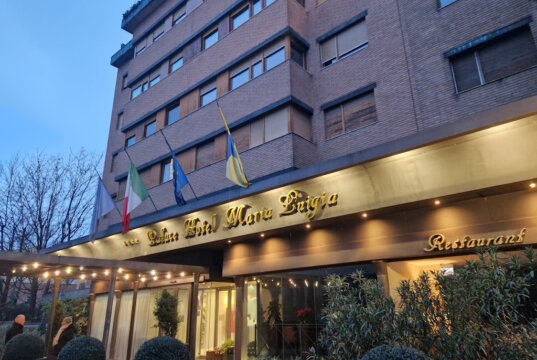 Unauffällig, zentral gelegen: Das Hotel Sina Maria Luigia nahe Bahnhof und Altstadt von Parma: eine pragmatische Wahl mit überraschendem Komfort. (Foto: © Bastian Glumm)