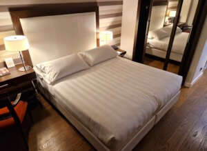 Ruhig, gepflegt, funktional: Die Zimmer bieten genau den Komfort, den man nach einem ungeplanten Reisetag zu schätzen weiß. (Foto: © Bastian Glumm)