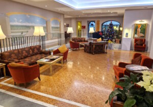 Die großzügige Lobby mit Lounge-Bereich ist mehr als ein Durchgangsraum: ein ruhiger Ort zum Ankommen, Arbeiten und Verweilen. (Foto: © Bastian Glumm)