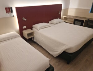 Die 57 Zimmer des Hauses sind modern und funktional eingerichtet, mit bequemen Betten, Schallschutzfenstern, Klimaanlage, Minibar, Smart-TV und kostenfreiem WLAN. (Foto: © Bastian Glumm)
