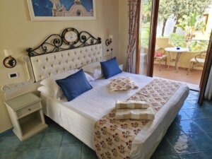 Ein stilvoll eingerichtetes Zimmer im Hotel Terme Tritone Resort & Spa – mit Balkon und Blick auf den mediterranen Garten der Anlage. (Foto: © Bastian Glumm)