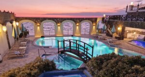 Abendstimmung an einem der Außenpools des Hotel Terme Tritone Resort & Spa auf Ischia – direkt am Meer, mit Blick auf den Golf von Neapel. (Foto: © Bastian Glumm)