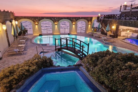 Abendstimmung an einem der Außenpools des Hotel Terme Tritone Resort & Spa auf Ischia – direkt am Meer, mit Blick auf den Golf von Neapel. (Foto: © Bastian Glumm)