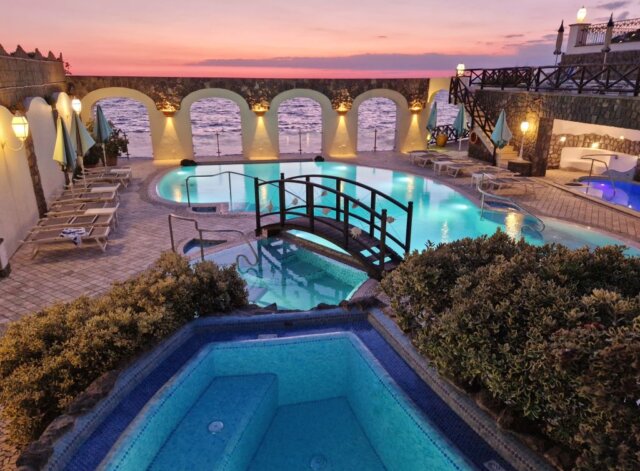 hotel-terme-tritone-spa-ischia (24) Abendstimmung an einem der Außenpools des Hotel Terme Tritone Resort & Spa auf Ischia – direkt am Meer, mit Blick auf den Golf von Neapel. (Foto: © Bastian Glumm)
