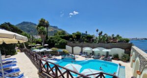 Hotelpool mit Meerblick auf Ischia: Die italienische Insel gehört zu den klassischen Urlaubszielen im Mittelmeerraum und profitiert weiterhin von einer starken internationalen Nachfrage. (Foto: © Bastian Glumm)