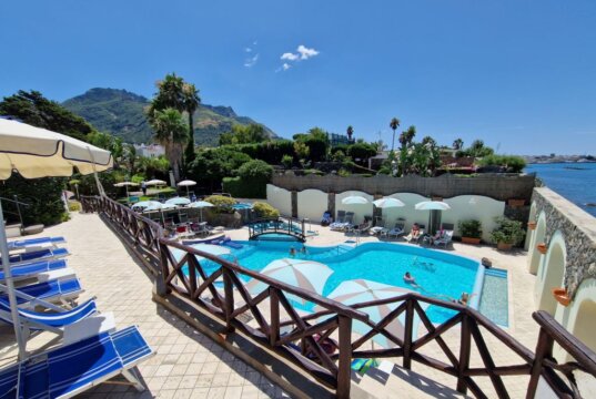 Hotelpool mit Meerblick auf Ischia: Die italienische Insel gehört zu den klassischen Urlaubszielen im Mittelmeerraum und profitiert weiterhin von einer starken internationalen Nachfrage. (Foto: © Bastian Glumm)