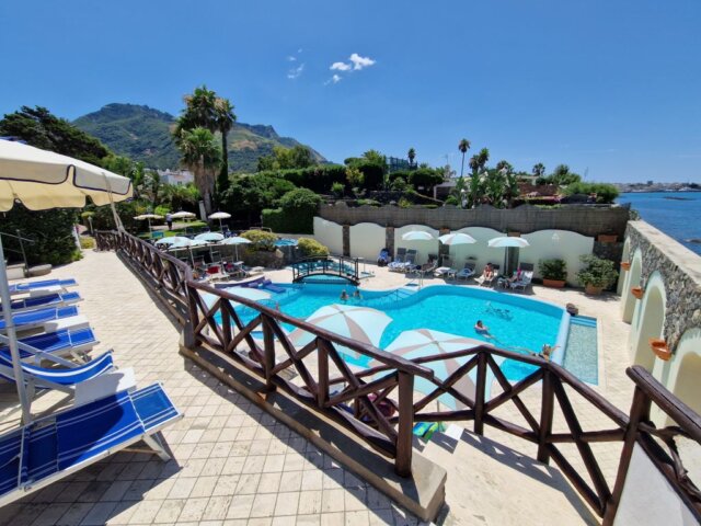 Hotelpool mit Meerblick auf Ischia: Die italienische Insel gehört zu den klassischen Urlaubszielen im Mittelmeerraum und profitiert weiterhin von einer starken internationalen Nachfrage. (Foto: © Bastian Glumm)