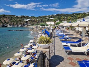 Strand- und Terrassenbereich des Hotel Terme Tritone Resort & Spa: Liegen und Sonnenschirme direkt am Meer und auf der oberen Bar-Terrasse mit Ausblick. (Foto: © Bastian Glumm)