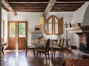 Wohnen zwischen Tradition und Design: Die Räume verbinden historische Elemente mit zeitgenössischer Zurückhaltung. (Foto: © Fabrizio Cicconi)