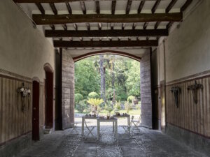 Blick durch das historische Torhaus in den Garten des Borgo: ein Ort, an dem ländliche Ruhe und Genusskultur aufeinandertreffen. (Foto: © Fabrizio Cicconi)