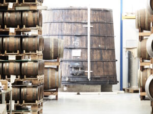 In der Acetaia reift der Balsamico über Jahre hinweg in Holzfässern: ein langsamer Prozess, der Geduld und Handwerk vereint. (Foto: © Fabrizio Cicconi)